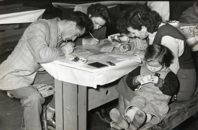 501374 Afbeelding van vluchtelingen uit Hongarije die zijn opgevangen in de gebouwen van de Jaarbeurs te Utrecht, ...